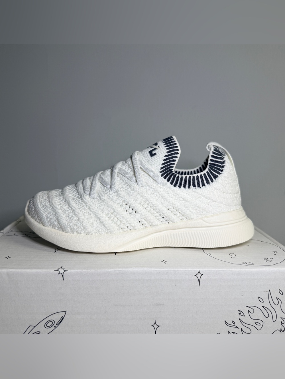 APL TechLoom Wave Kids Shoes Size 10 Ivory/Iron Ribbed – Brand New in Box - Picture 10 of 14